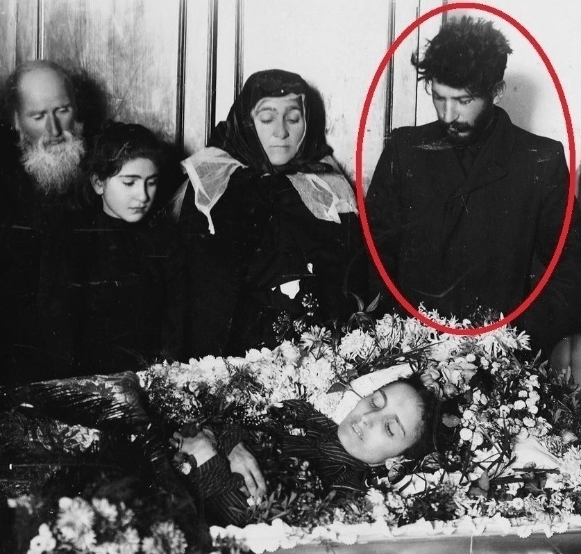 На фотографии, сделанной в 1907 году, запечатлен молодой Иосиф Сталин, который скорбит о своей любимой Екатерине Сванидзе. Екате…