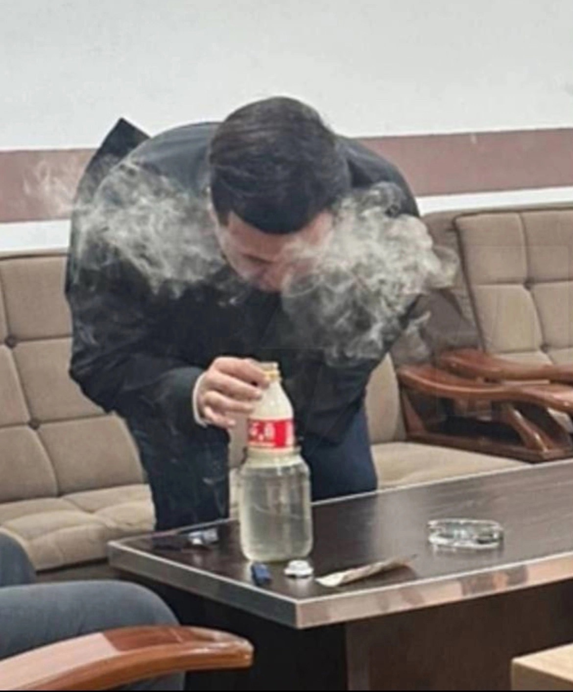 В Андижане разгорелся скандал вокруг государственного служащего, который, находясь на рабочем месте, курил самодельное устройств…