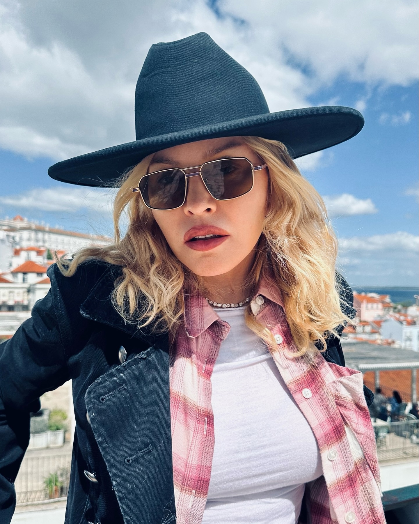 На официальной странице в Instagram появились свежие снимки Мадонны с её молодым возлюбленным Акимом Моррисом. Пара привлекает в…