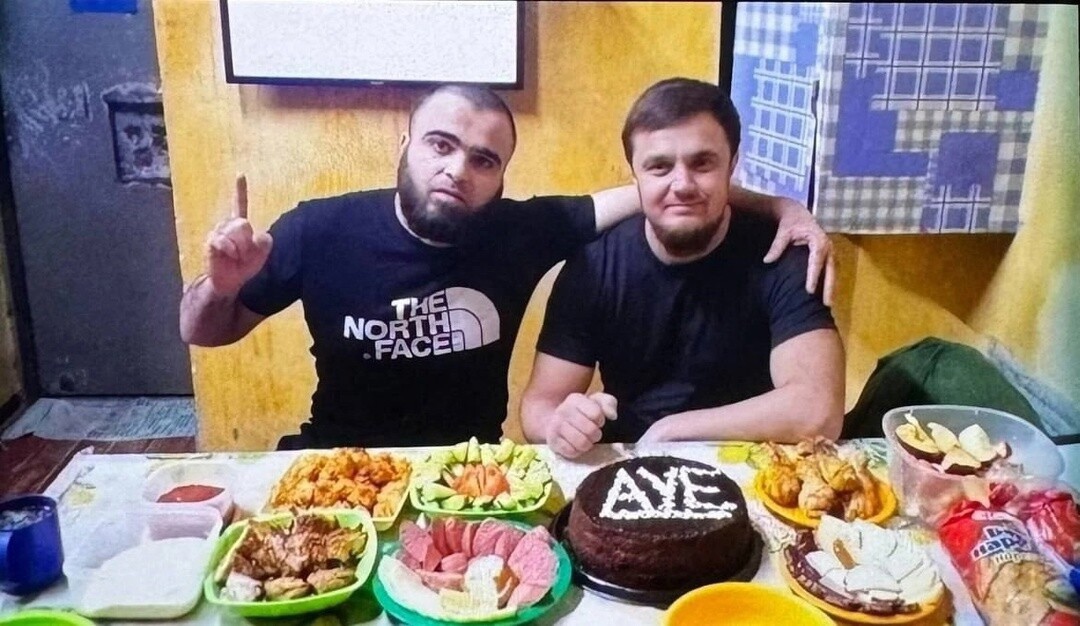 В последние дни в сети обсуждается фото, которое стало предметом споров о жизни мигрантов в российских тюрьмах. На снимке, сдела…