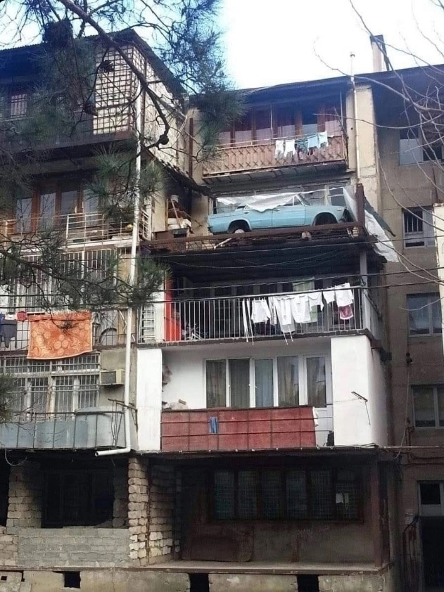 В Тбилиси на балконе старинного дома на протяжении 27 лет простоял автомобиль «Жигули».