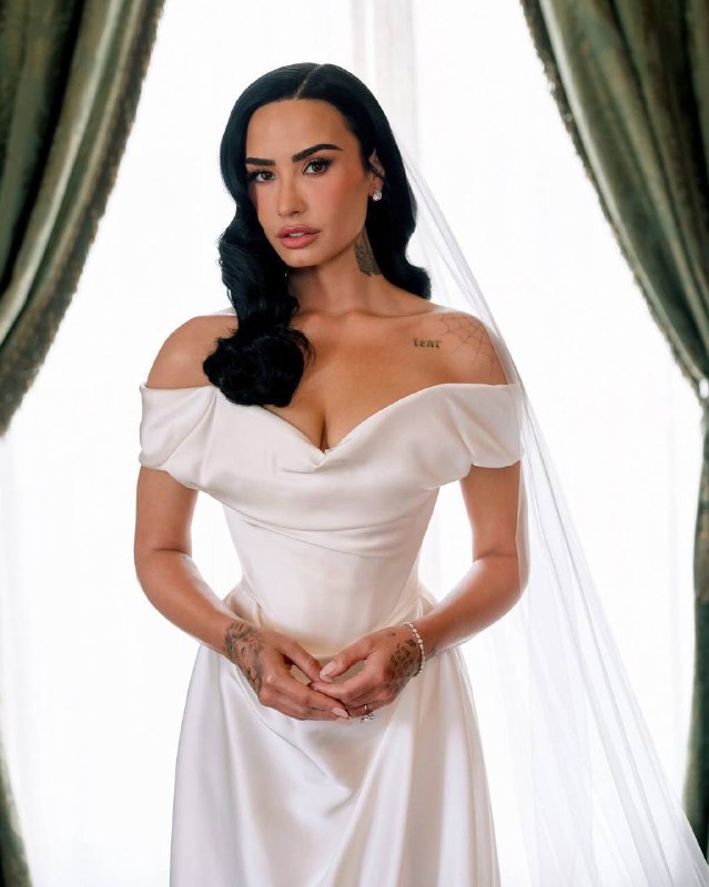 💍 Деми Ловато связала себя узами брака с музыкантом Джорданом Лютесом