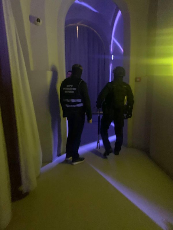 ⚡️ Силовики покинули ночной клуб после задержания блогера Владоса Мироса