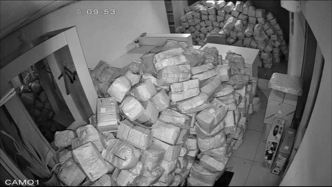 В Барнауле пункт выдачи оказался под завалом картофеля, доставленного в количестве четырех тонн. Ситуация вызвала удивление у вл…