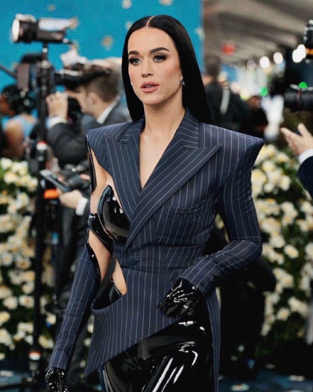 Кэти Перри не присутствовала на Met Gala, но всё же привлекла внимание к своей виртуальной версии, созданной с помощью искусстве…
