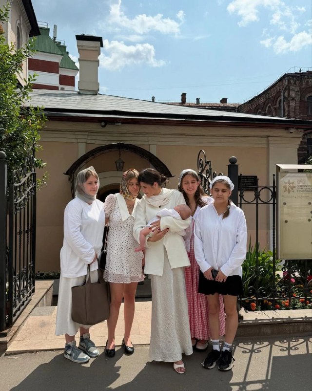 Александр Петров и его жена Виктория провели обряд крещения двухмесячного сына.