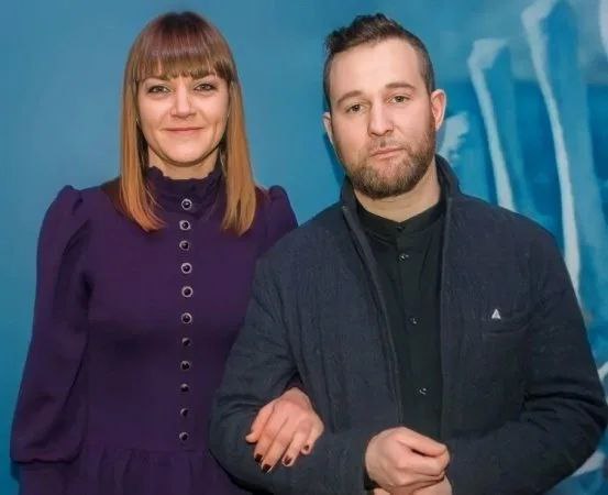 Звезда сериала “Ивановы-Ивановы” Анна Уколова официально развелась с мужем после 24 лет совместной жизни….