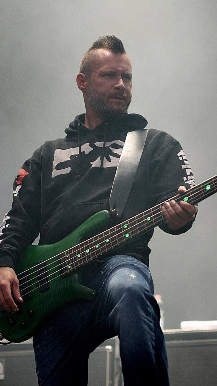 Скончался бас-гитарист и сооснователь группы Limp Bizkit Сэм Риверс.