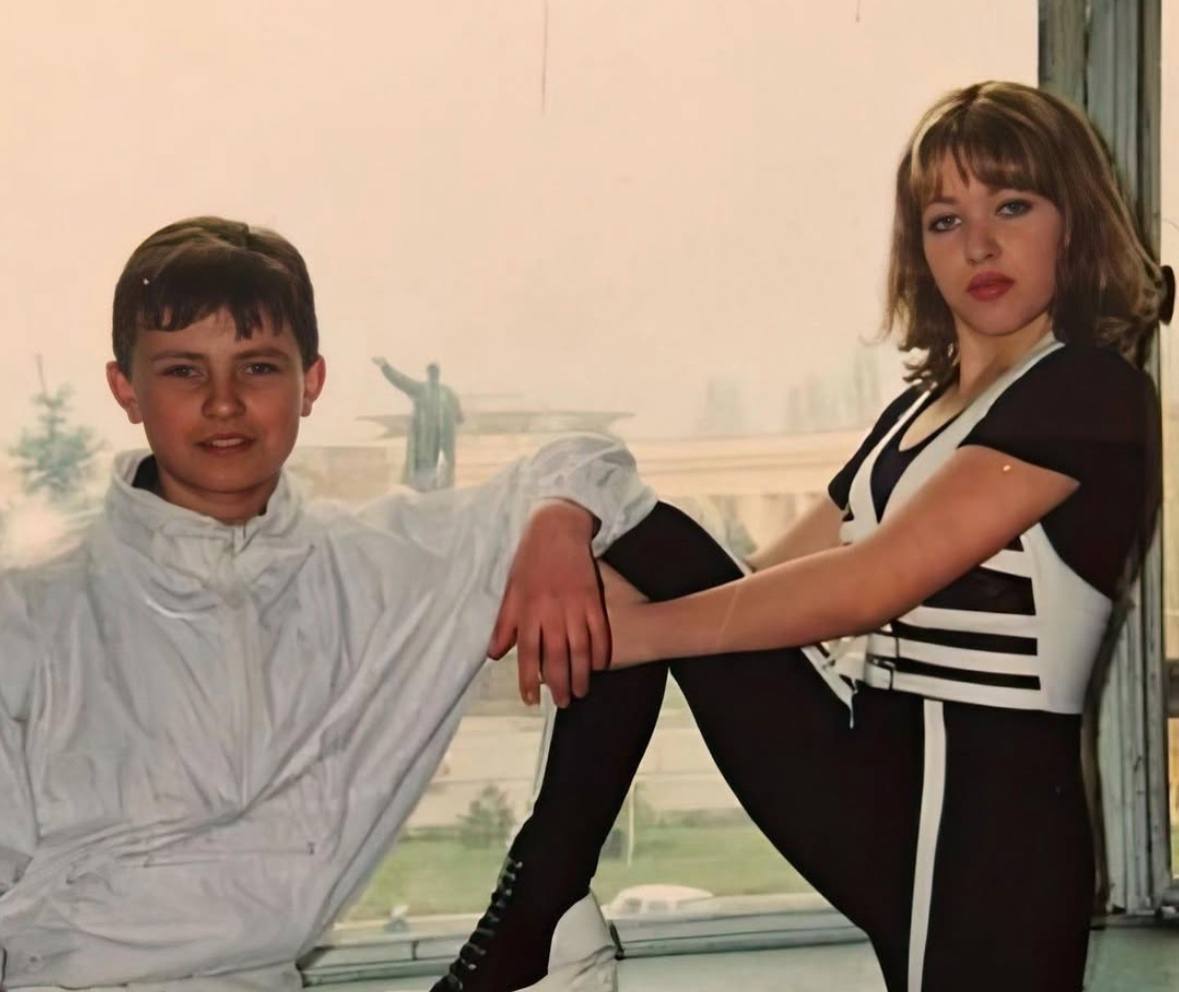 В 1993 году родители Ирины Дубцовой организовали детский музыкальный коллектив под названием «Джем». В составе группы выступала …