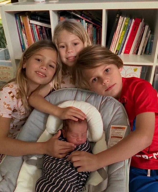 Анна Курникова порадовала поклонников в честь Рождества, поделившись трогательной фотографией с новорожденным сыном. Это уже чет…