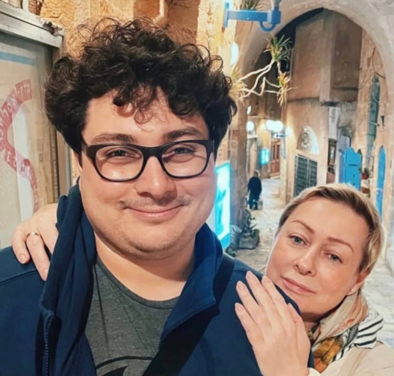 Мария Аронова поделилась редким снимком со своим 34-летним сыном Владиславом. Актриса родила его в 19 лет от коллеги по театраль…