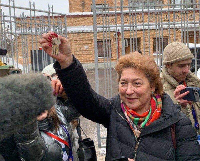 Хочется верить, что эта история завершится на символичном кадре: адвокат передает Полине Лурье ключи от квартиры Ларисы Долиной….