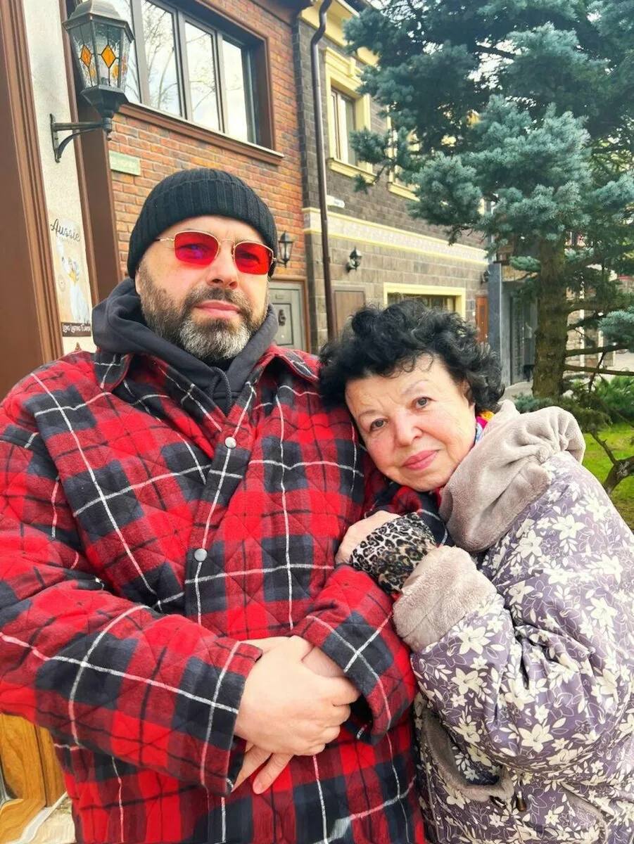 Максим Фадеев поделился трагической новостью о потере своей мамы. Светлане Петровне было 78 лет.