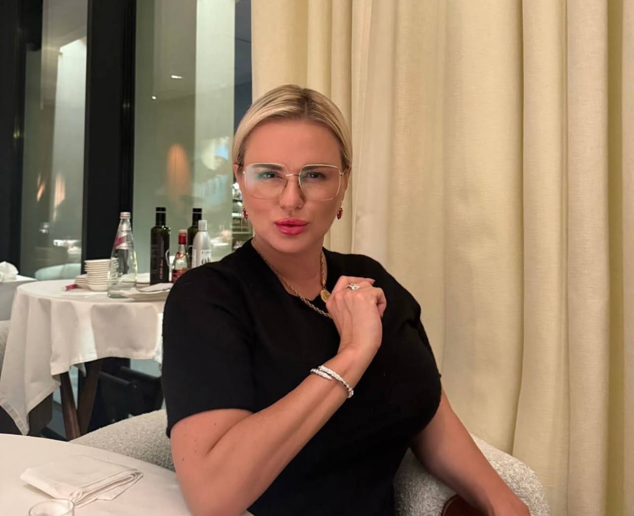 Недавно в мире шоу-бизнеса разразилась настоящая сенсация: Анна Семенович, наша любимая певица и телеведущая, призналась, что ст…