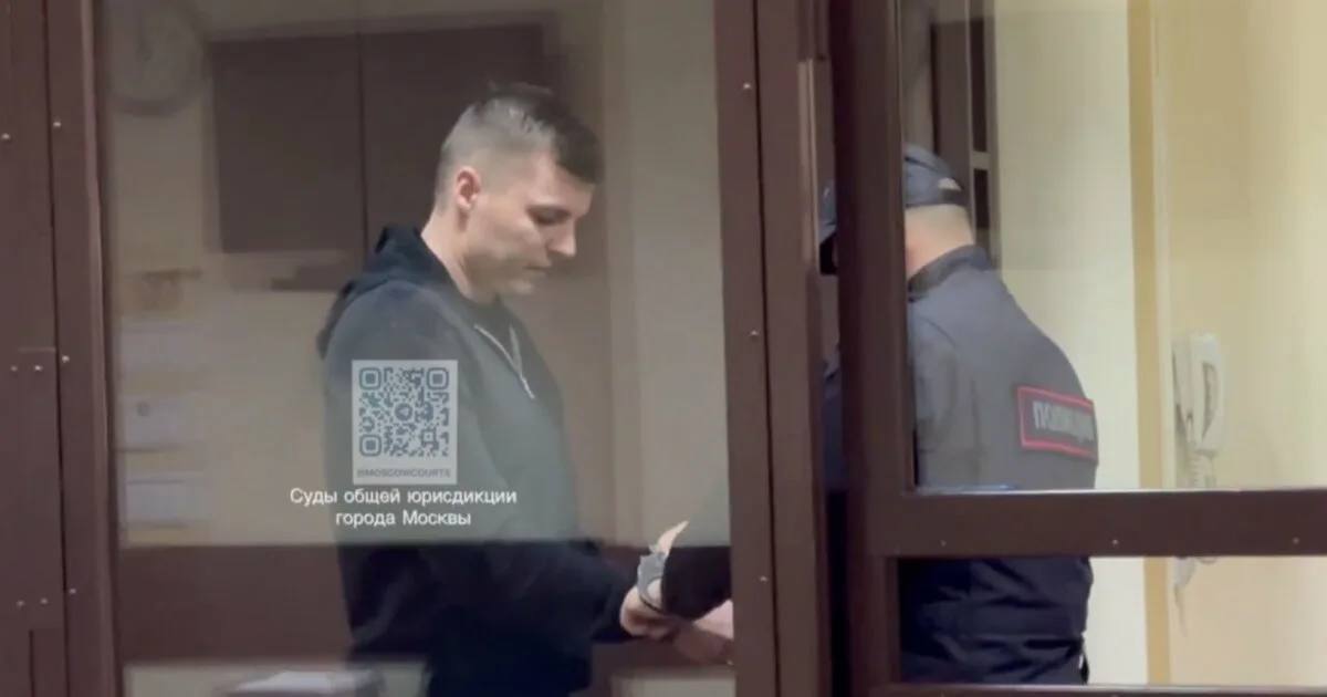 Девчонки, вы не поверите, но у нас тут снова горячие новости из мира тех, о ком сейчас говорят все! Артема Чекалина, да-да, имен…