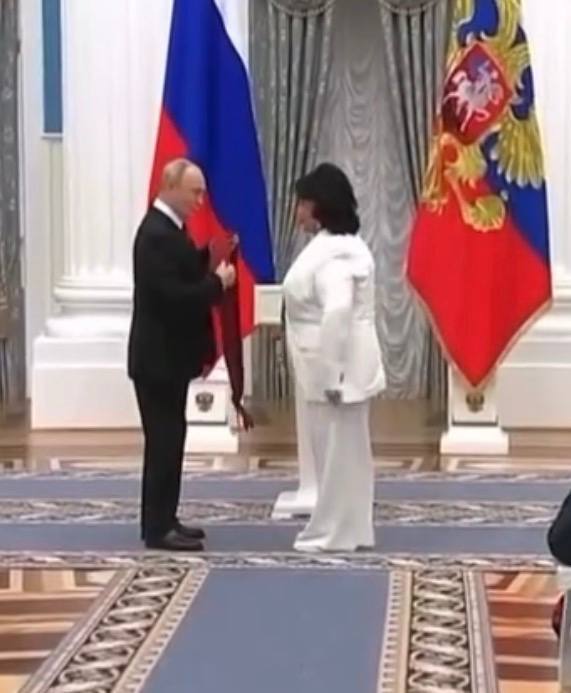 Девочки, вы просто не поверите, что я сегодня узнала! Наша легендарная Надежда Бабкина получила орден «За заслуги перед Отечеств…