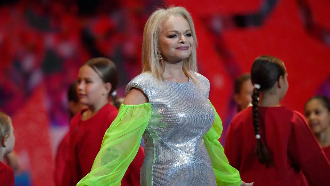 Девочки, вы не поверите, что рассказала Лариса Долина! Оказывается, в той жуткой истории с квартирным скандалом, который обсужда…