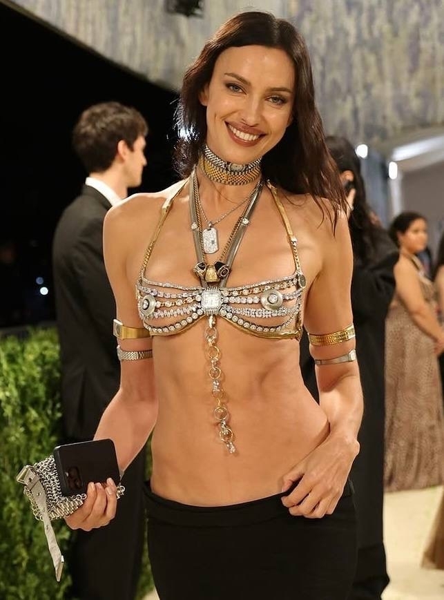 Ирина Шейк на Met Gala 2026 снова доказала, что часы — это не просто способ узнать время, а настоящий модный аксессуар, который …