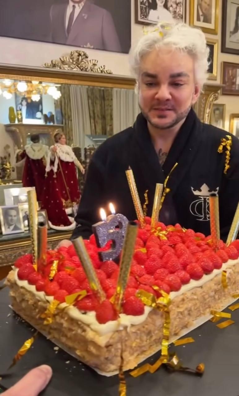 30 апреля любимец публики и вечный “поп-король” Филипп Киркоров отметил свой 59-й день рождения. Конечно, все мы привыкли видеть…