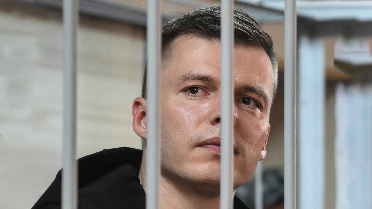 Девочки, вы не поверите, что сейчас происходит! Артем Чекалин, похоже, решил во что бы то ни стало отстоять свою честь. Пока мы …