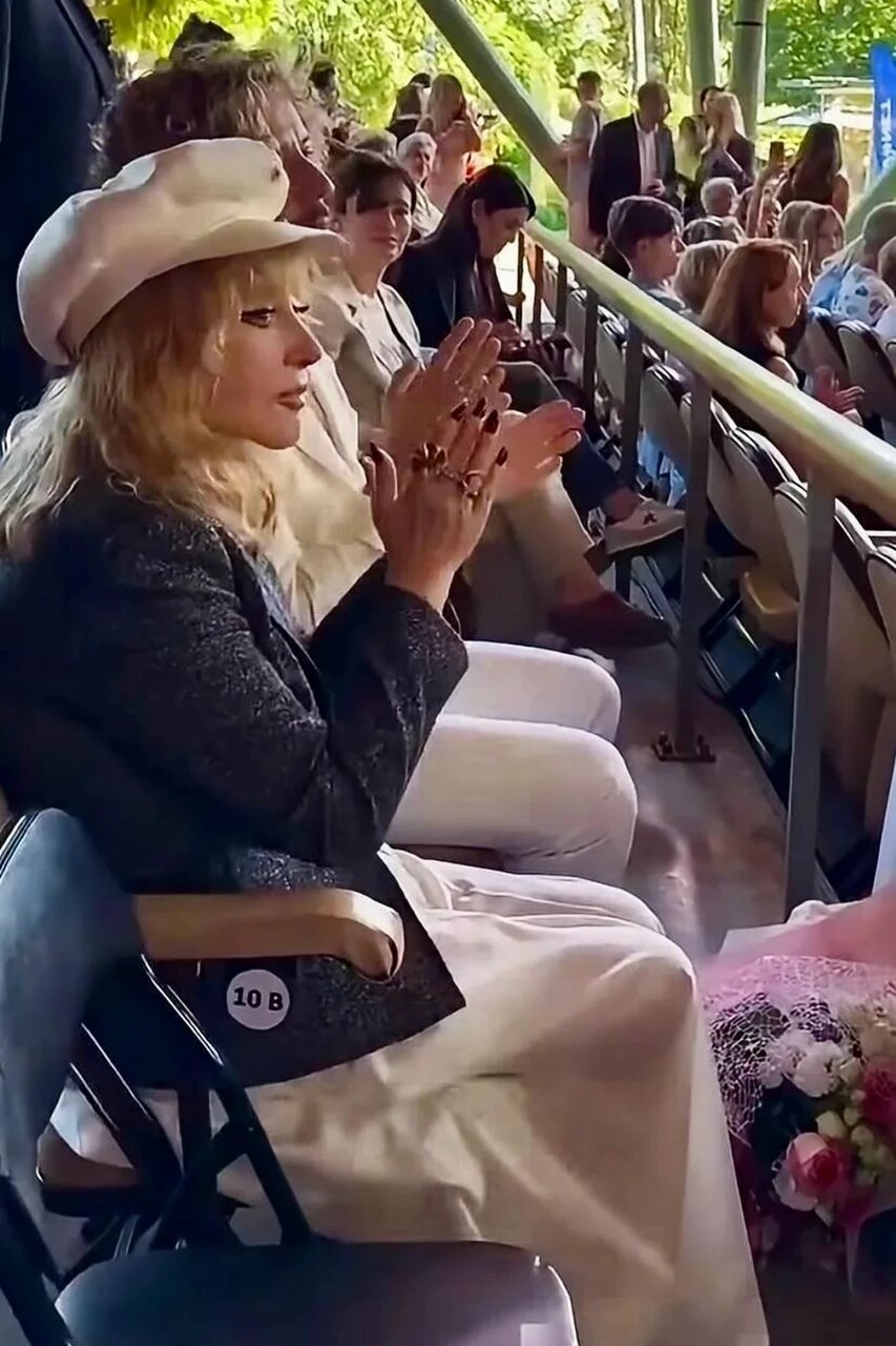 Девочки, вы не представляете, что я увидела! Алла Пугачева снова вышла в свет — на этот раз на фестивале Лаймы Вайкуле в Юрмале….