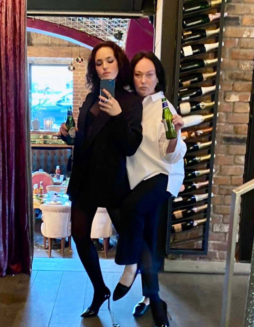 Девочки, вы видели? Лариса Гузеева показала фотографию с дочкой, и я до сих пор под впечатлением! Такая красотка выросла — честн…