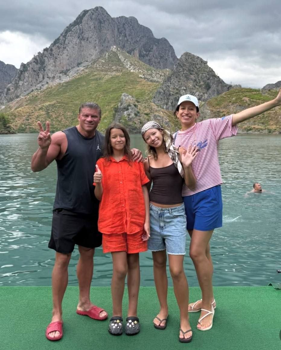 Вы просто не поверите, какие страсти кипят в звездных семействах! Недавно на премьере сериала «Чудо» мне довелось услышать очень…