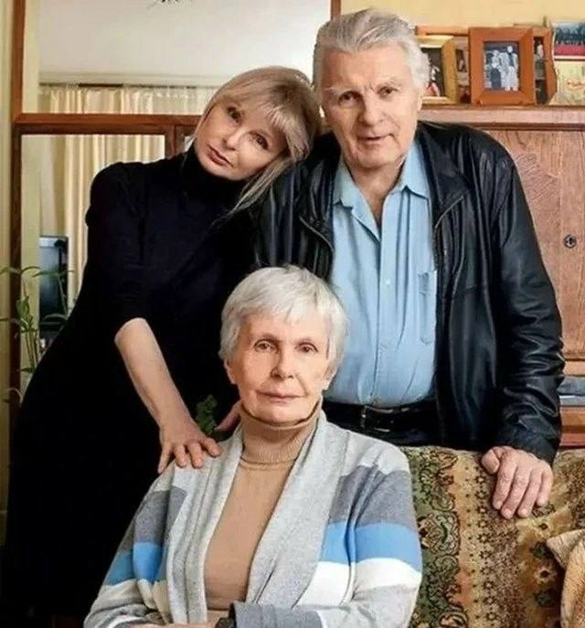 Девчонки, вы не поверите, что я нарыла в мире шоубиза! Наш легендарный Юрий Назаров, тот самый красавчик из «Земли Санникова», с…