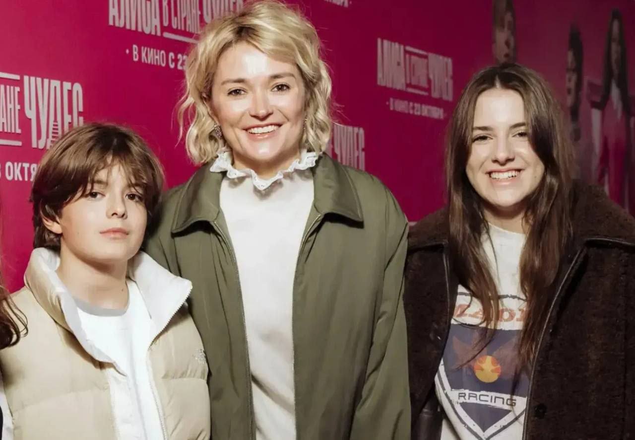 Девочки, вы просто не поверите, что я сегодня узнала! В звёздной семье Михалковых подрастает настоящая смена — и я, честно говор…