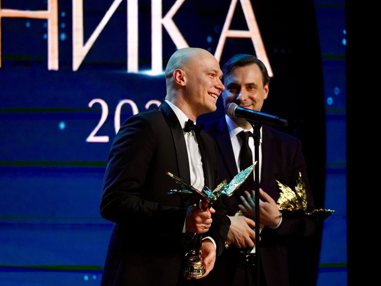 Юра Борисов наконец-то нарушил молчание! Все это время мы только и делали, что перемывали косточки его скандальному «Гамлету», а…